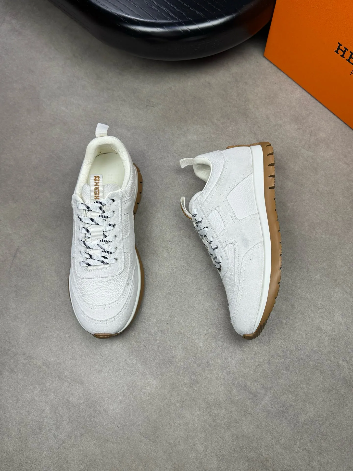 [HERMES] Hermes men's shoes 💰: 800💰 - High-end quality original items 🔍🔍🔍 casual sports shoes - Upper: 🔝 pebbled calfskin, suede calfskin, shoe body forged ´H´ totem, tongue webbing injection molded brand logo - Lining: brand canvas, foot pads; water-dyed cowhide -Outsole: Ultra-light T men's shoes 💰U foam; two-color molded outsole -Ultra-high quality control and fine workmanship: highlighted (high-end, extravagance, grade) -Size: 38-44 (45, can be customized)